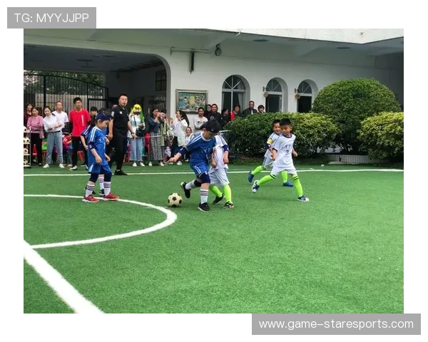 三大足球巨星与孩子们共度美好时光 亲自示范技巧传递运动精神