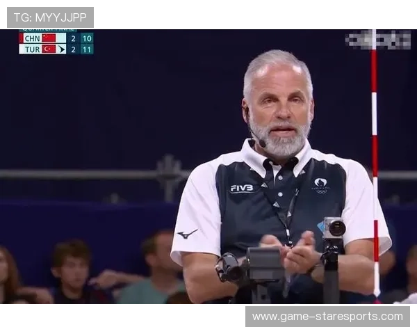 足球巨星乔装老头上演神级球技惊呆全场观众纷纷鼓掌叫好