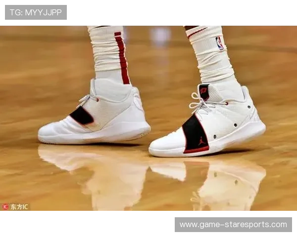 足球鞋球星上脚实拍解析：细节展现运动科技与个性风格的完美结合